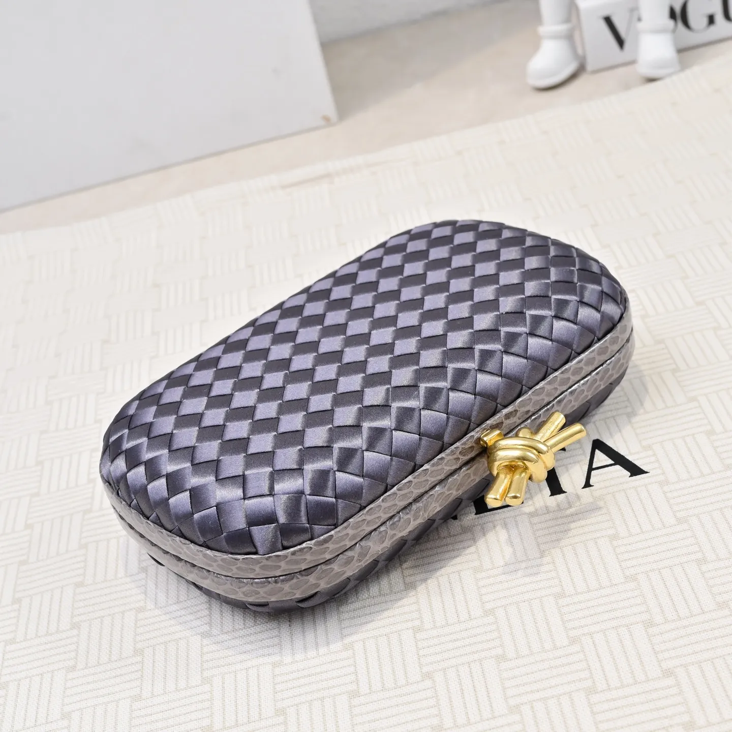Batch 1460 #BV Knot woven evening bag series ~ Each bag reveals exquisite elegance💫Iconic classic silk weaving➕snake skin trimming with knot buckle, soft and delicate feel. The design is small and exquisite, low-key without logo, elegant and elegant. Paired with evening dress or cheongsam, it has the atmosphere of a famous and wealthy lady. Full of aura and invincible texture💃 Model: 7622 Dimensions: 20x12x5.5
